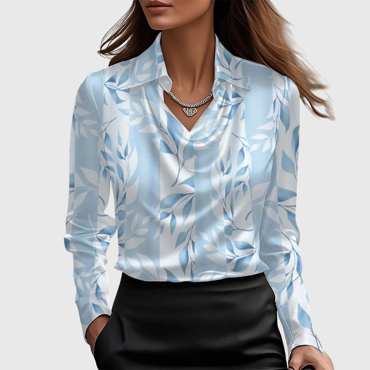 Freja | Blus med lyxig glans och veckad halsringning