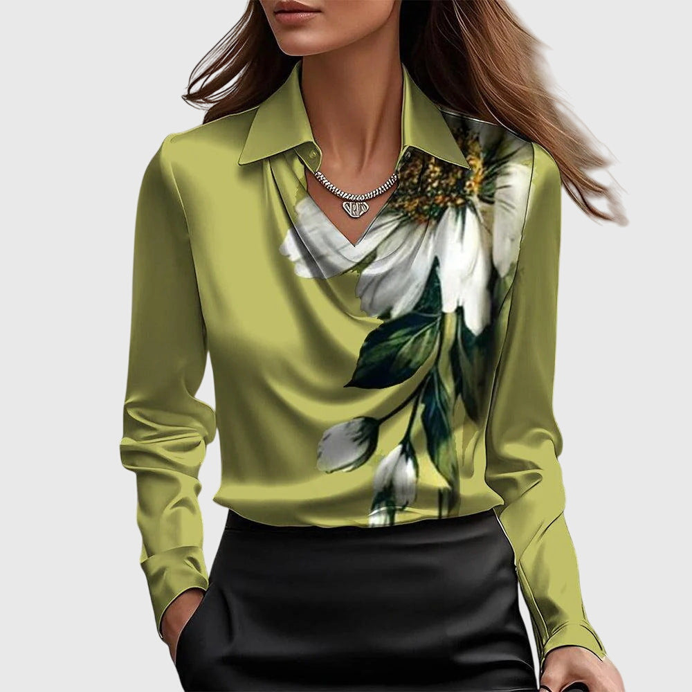 Freja | Blus med lyxig glans och veckad halsringning