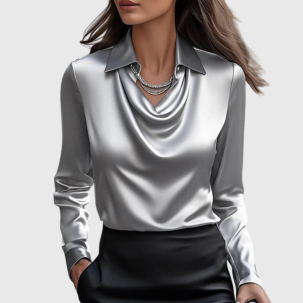 Freja | Blus med lyxig glans och veckad halsringning