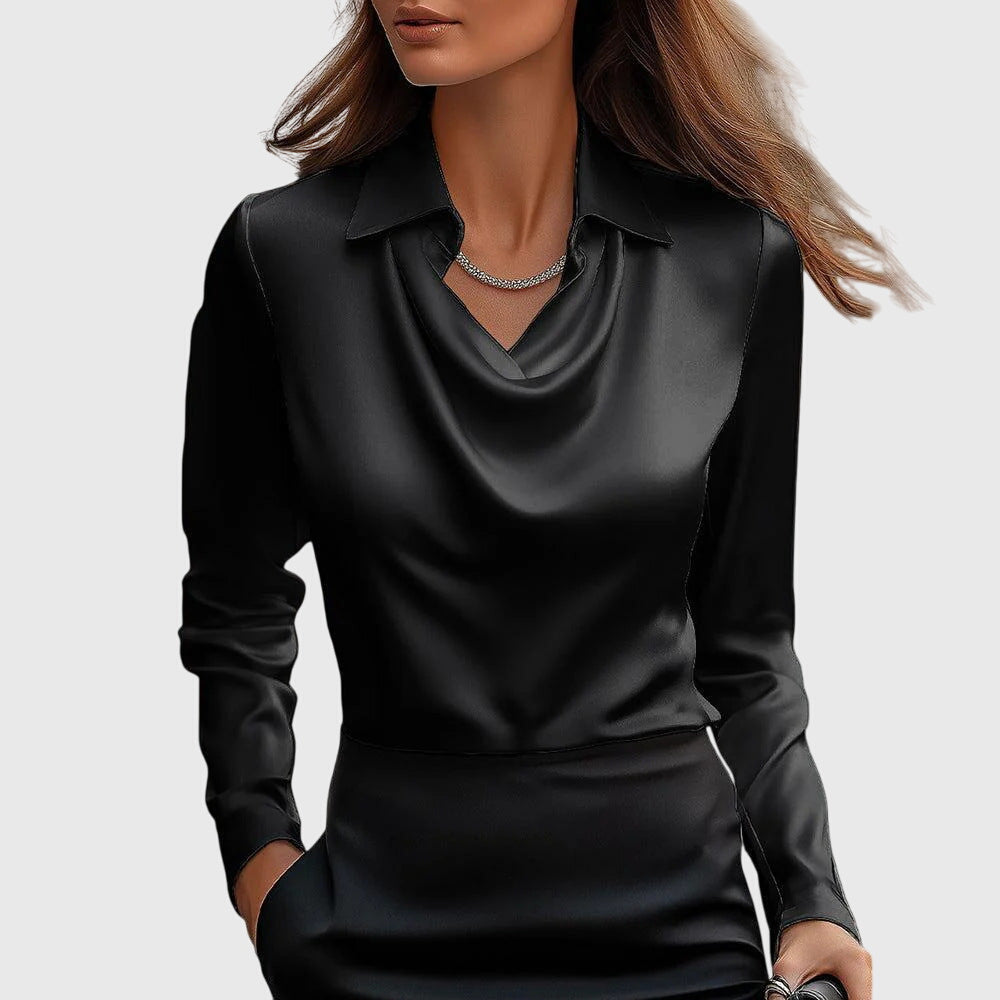 Freja | Blus med lyxig glans och veckad halsringning