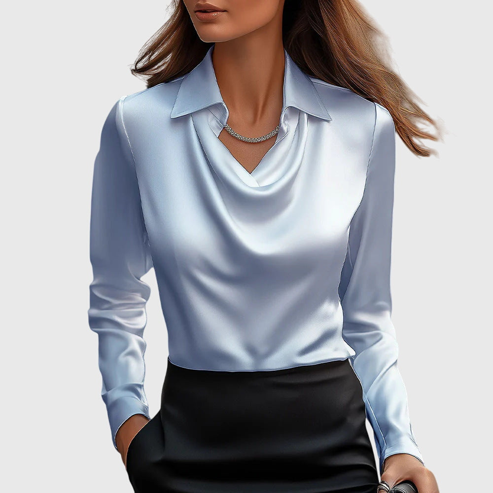 Freja | Blus med lyxig glans och veckad halsringning