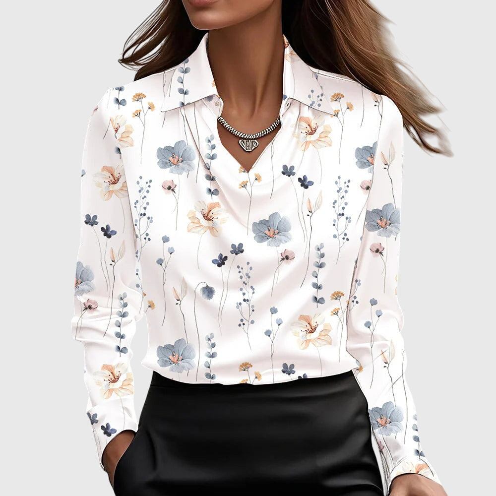 Freja | Blus med lyxig glans och veckad halsringning